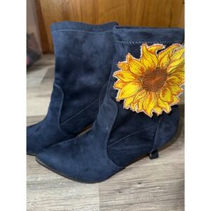 Nicole Miller New York Damsel Navy Blue Suede Sunflower Ankle Boots Size 8